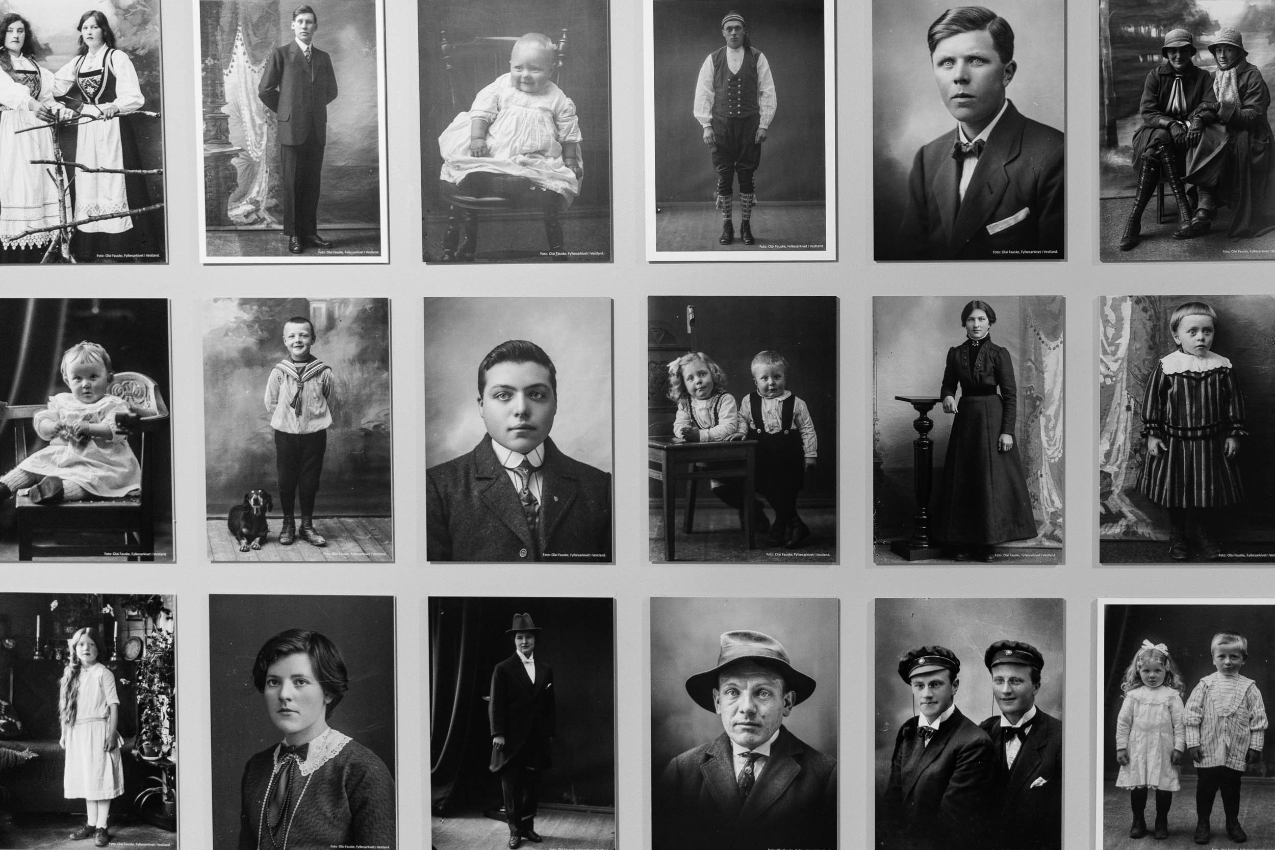 Collage av ulike svart-kvitt portrett-foto.