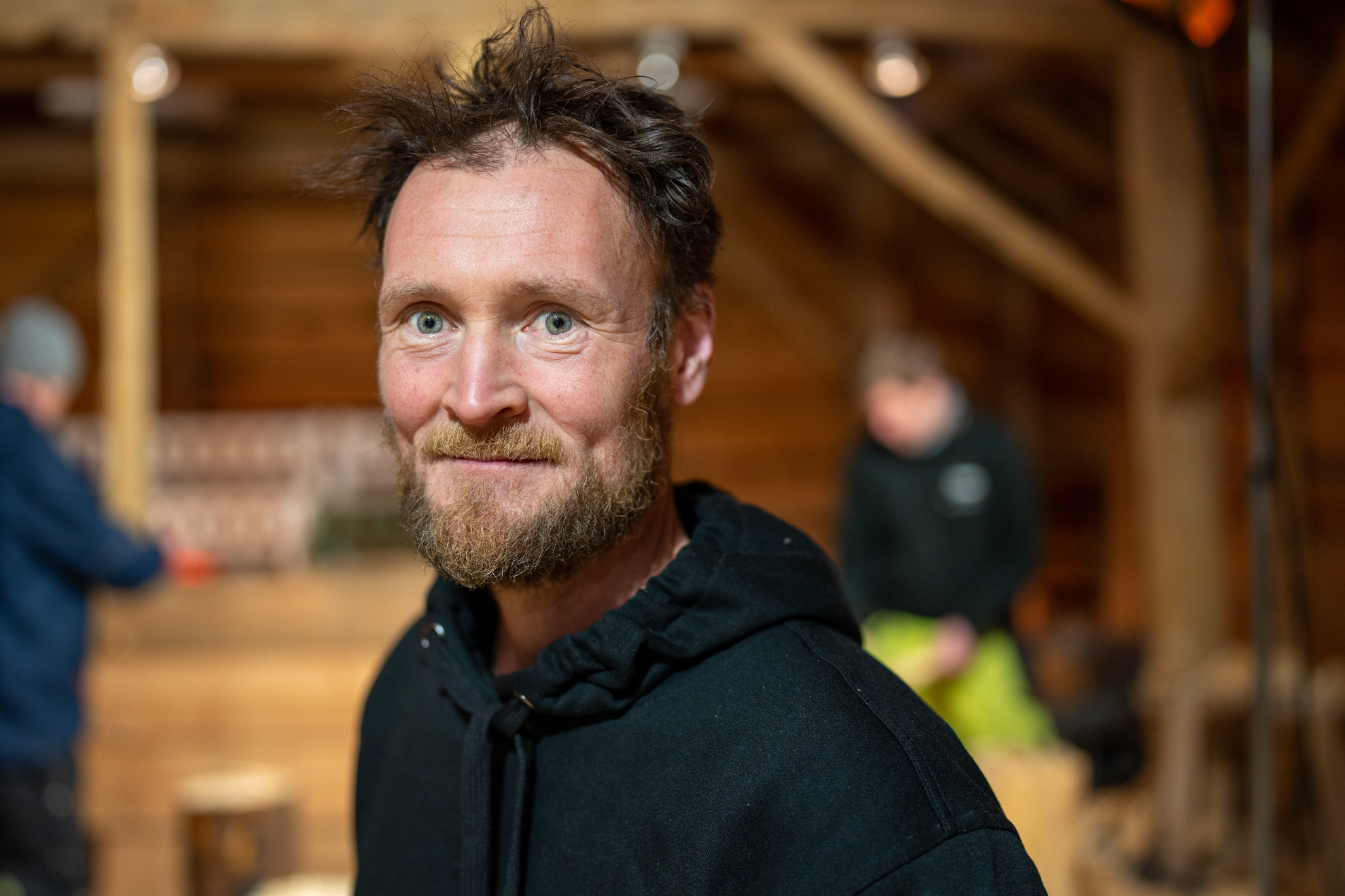 Portrett av vaksen mann med skjegg og strittande hår.