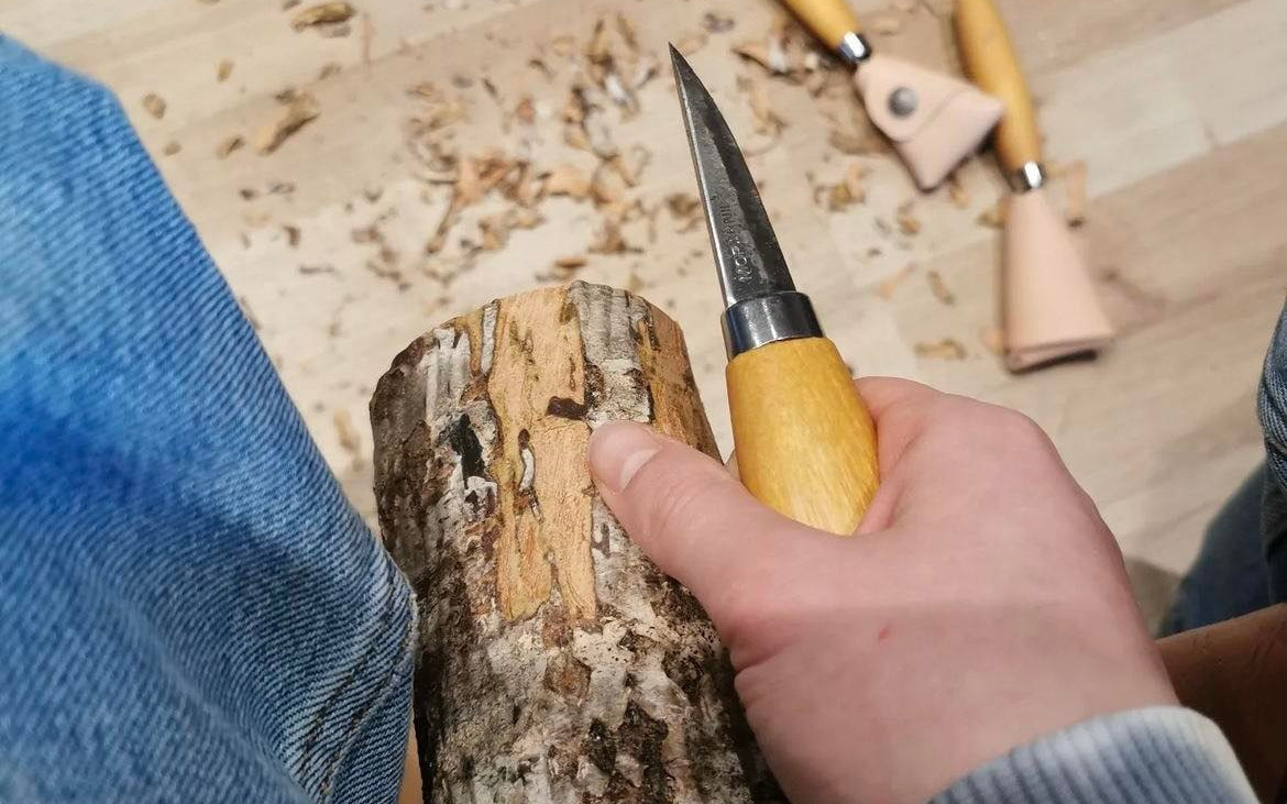 Spikkesituasjon. Kniv og trevirke