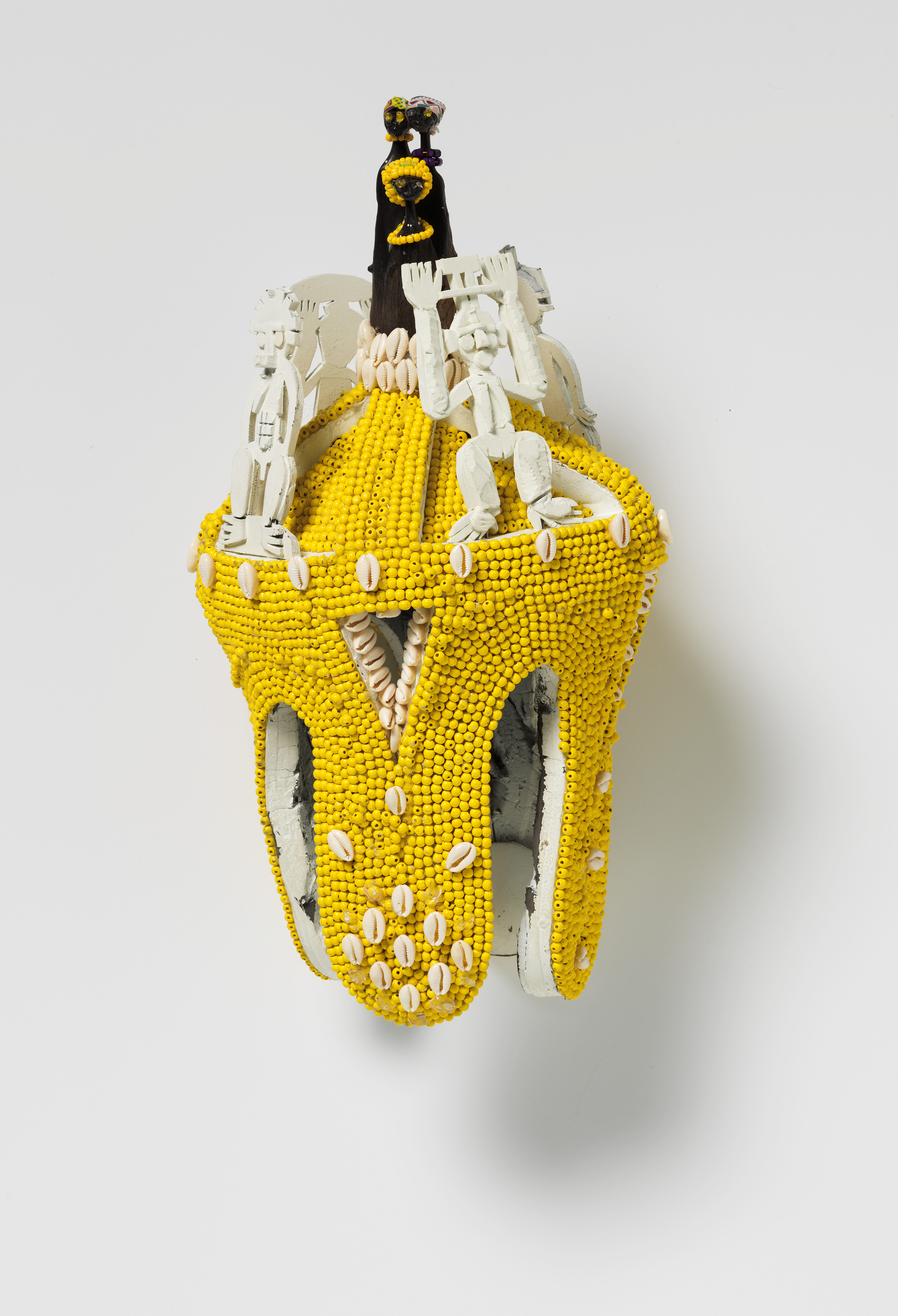 Gul maske i perlearbeid. Verk av Rafiki, del av utstillinga Skakke folkedrakter