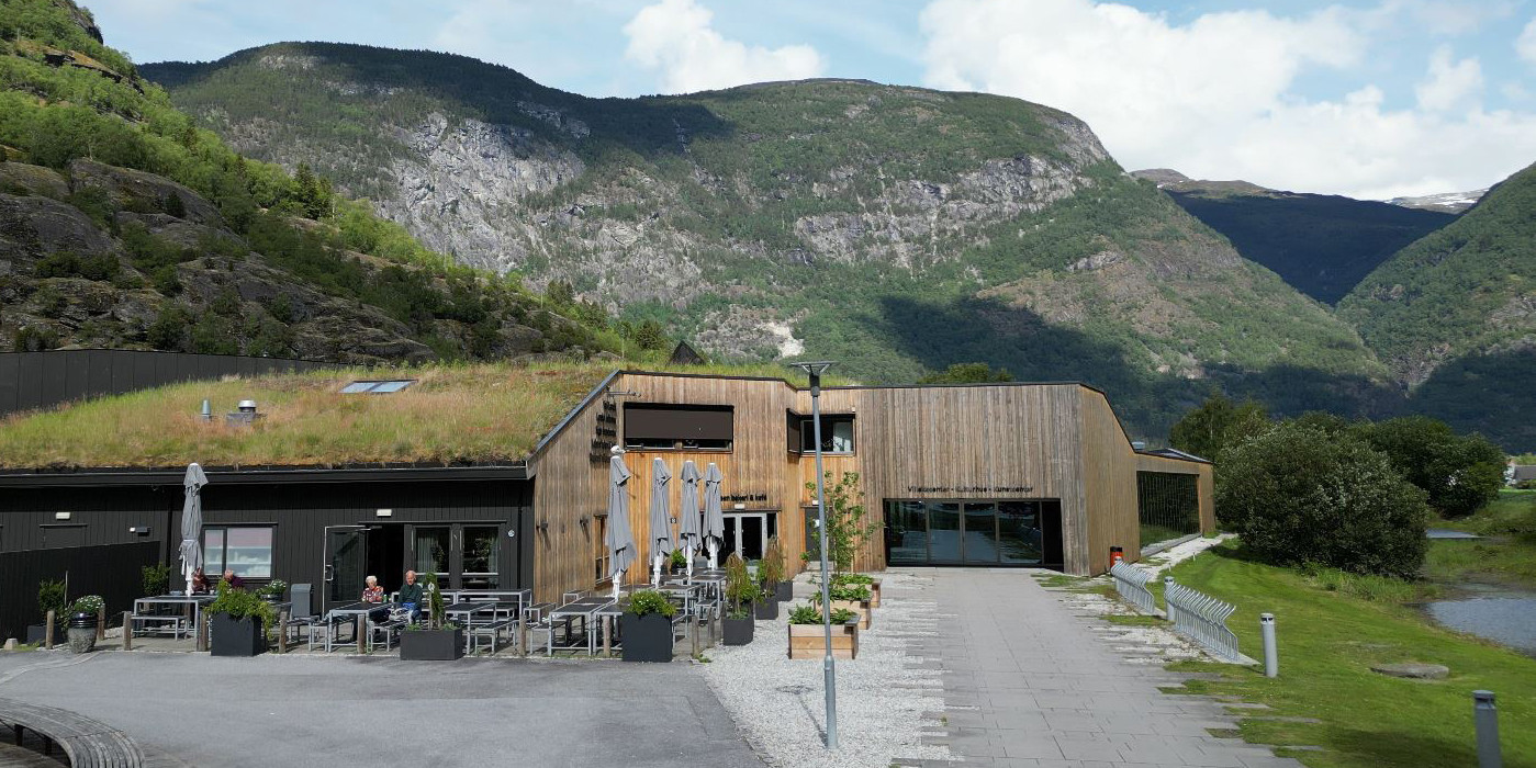 Inngangspartiet til Sogn kunstsenter, Norsk villakssenter og Laksen bakeri.