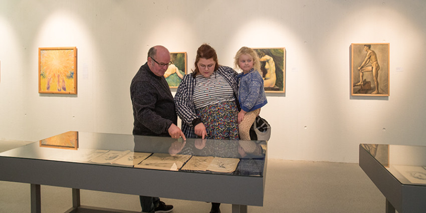 Publikum ser på kunst av Hans Gjesme.