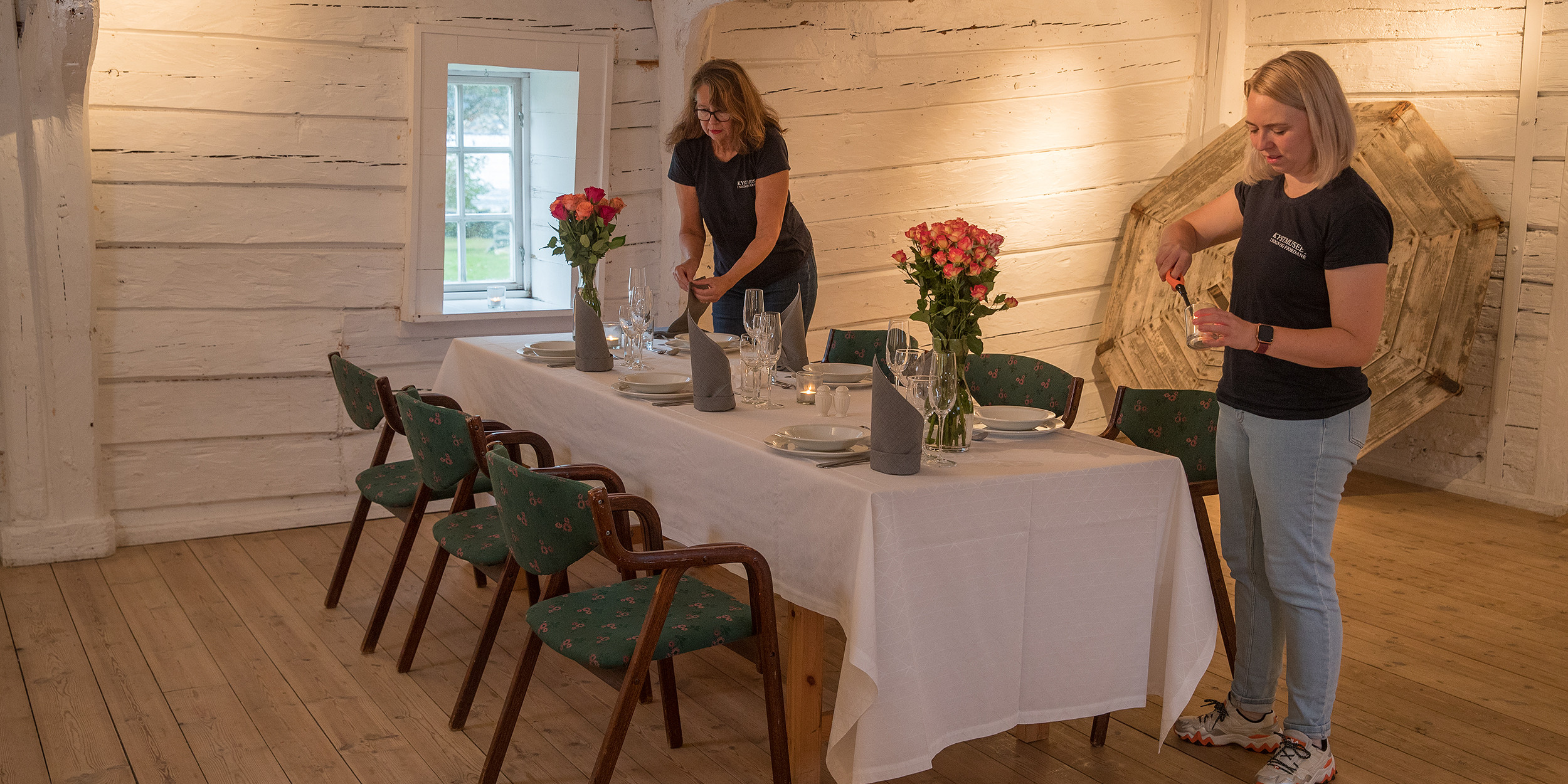 To tilsette dekkar dekkar eit bord og tenner på Vågsberget